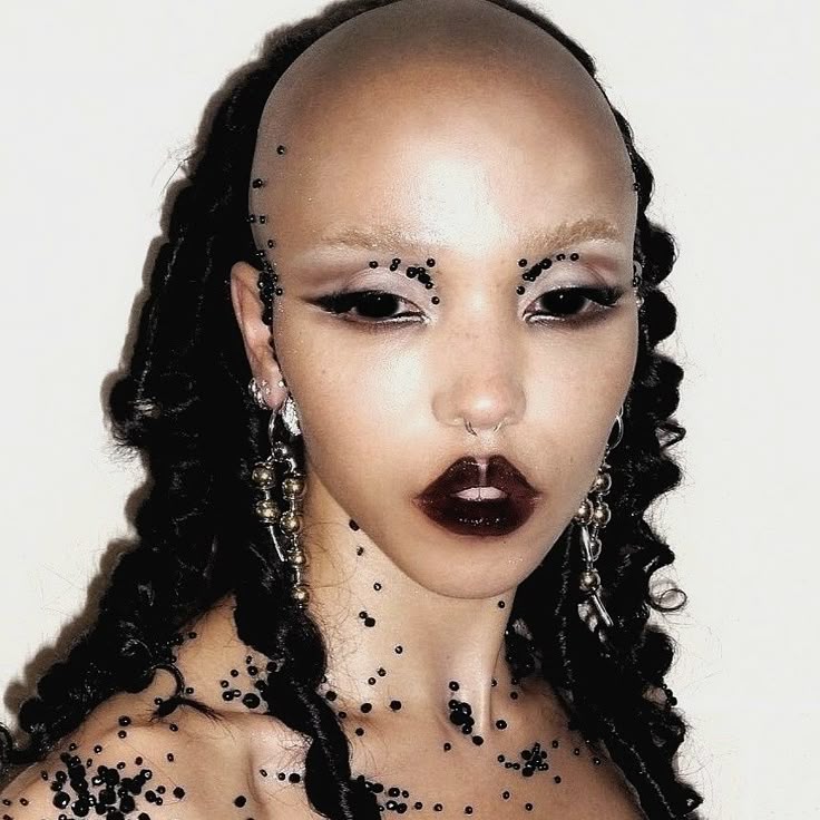 FKA twigs futuristic makeup look #1